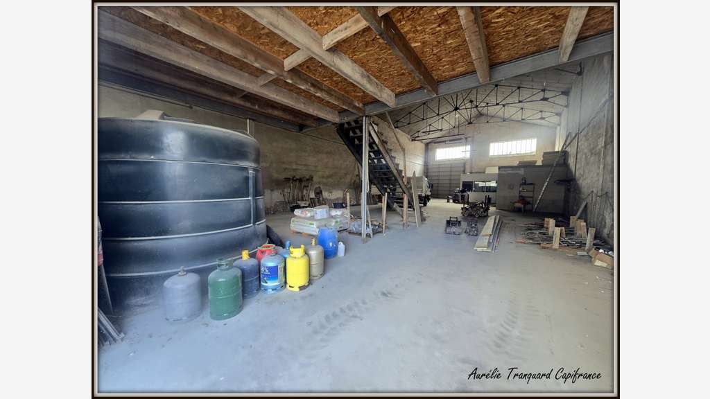 Local/ Atelier + bureau À VENDRE - de 508 m² avec 