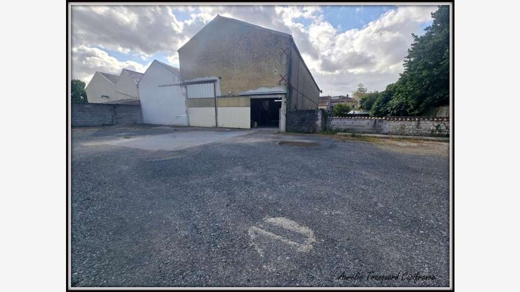 Local/ Atelier + bureau À VENDRE - de 508 m² avec 