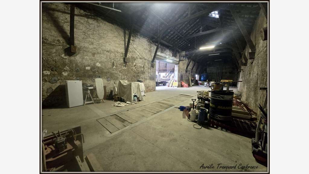 Local/ Atelier + bureau À VENDRE - de 508 m² avec 