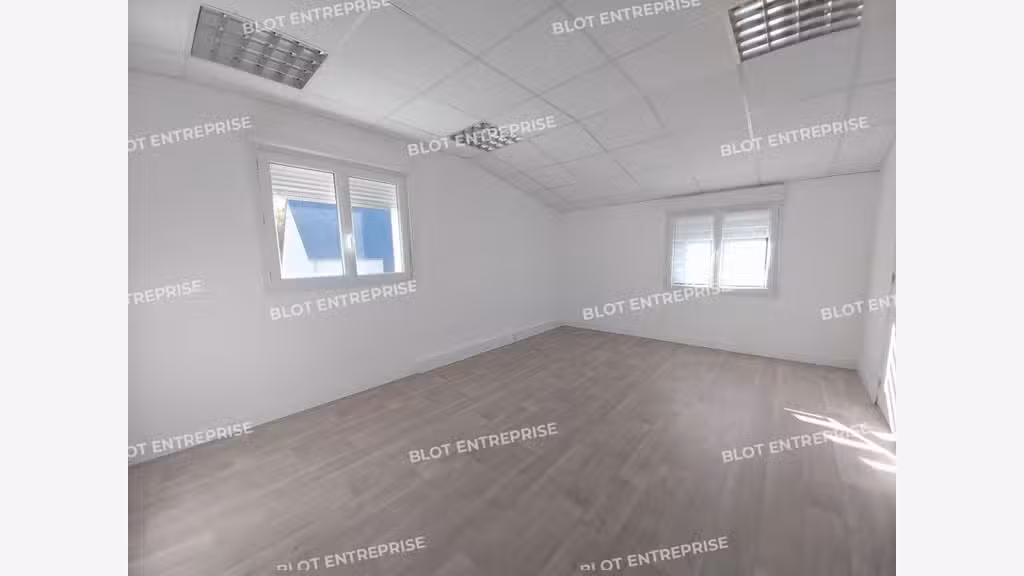 A vendre bureaux de 58m² à Saint Lyphard centre