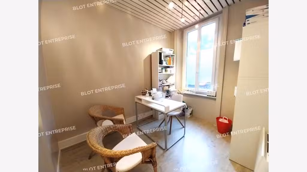 A vendre bureaux 47m² RDC belle visibilité St-Malo