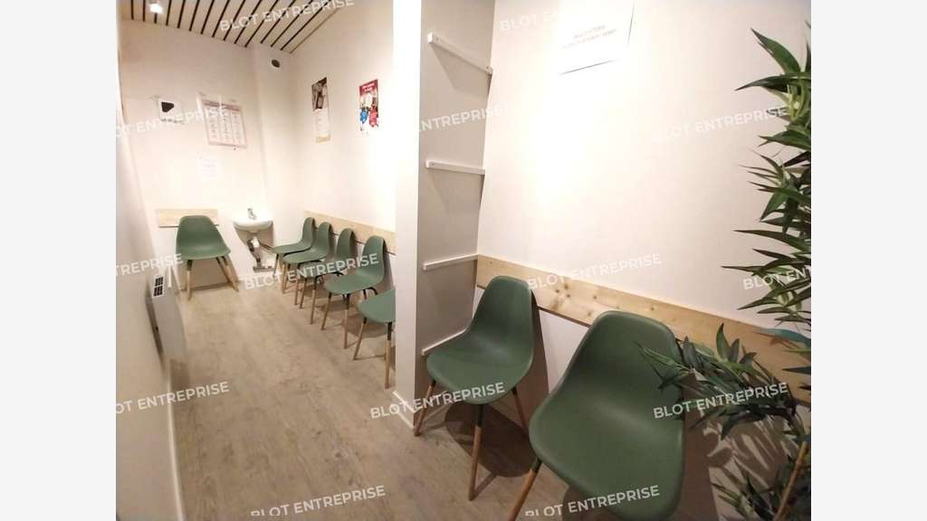 A vendre bureaux 47m² RDC belle visibilité St-Malo