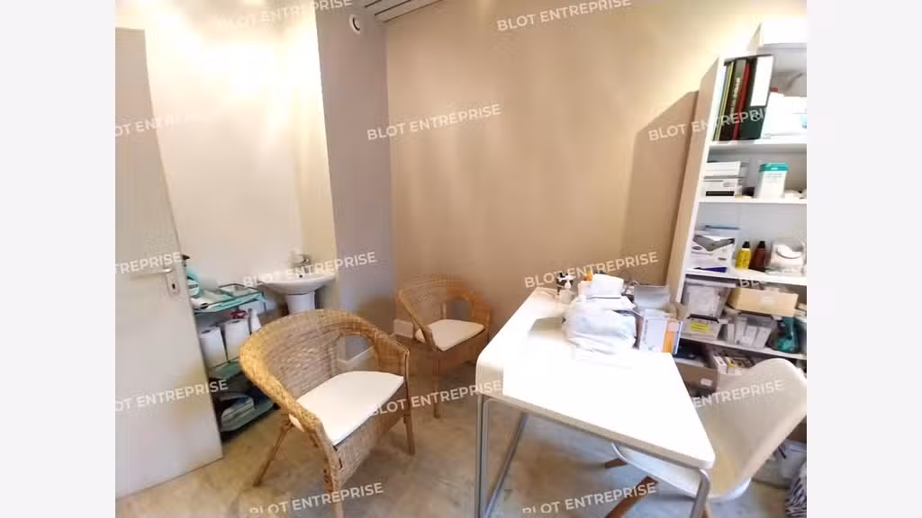 A vendre bureaux 47m² RDC belle visibilité St-Malo