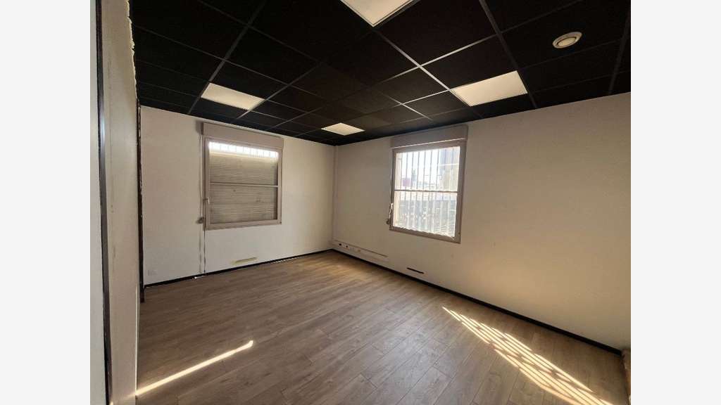 A VENDRE BATIMENT ZONE BRIFFAUD