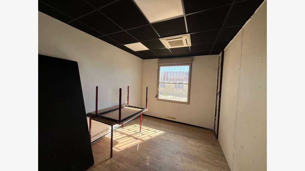 A VENDRE BATIMENT ZONE BRIFFAUD