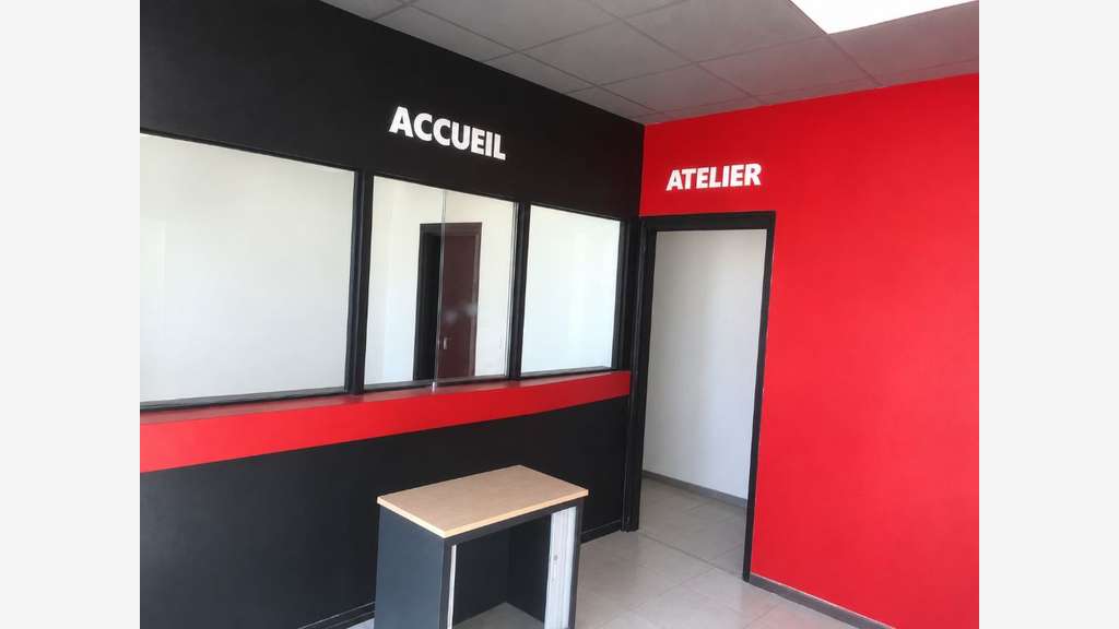 A VENDRE BATIMENT ZONE BRIFFAUD