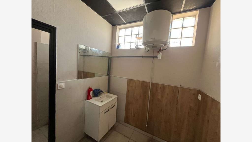 A VENDRE BATIMENT ZONE BRIFFAUD