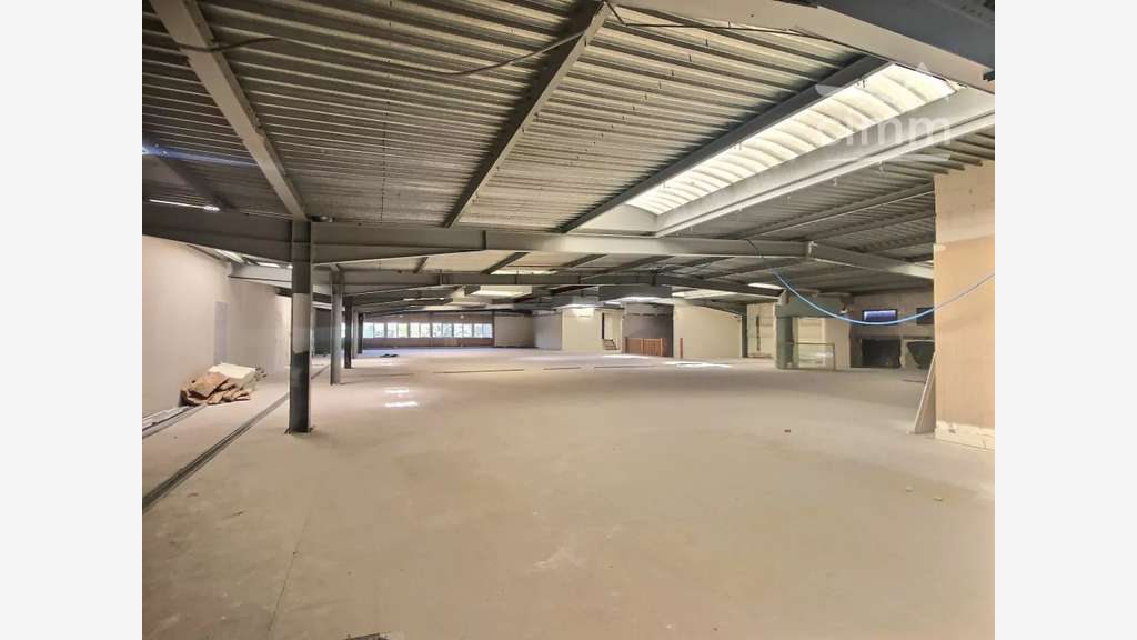 AV bureau 250m² à aménager à Vineuil 