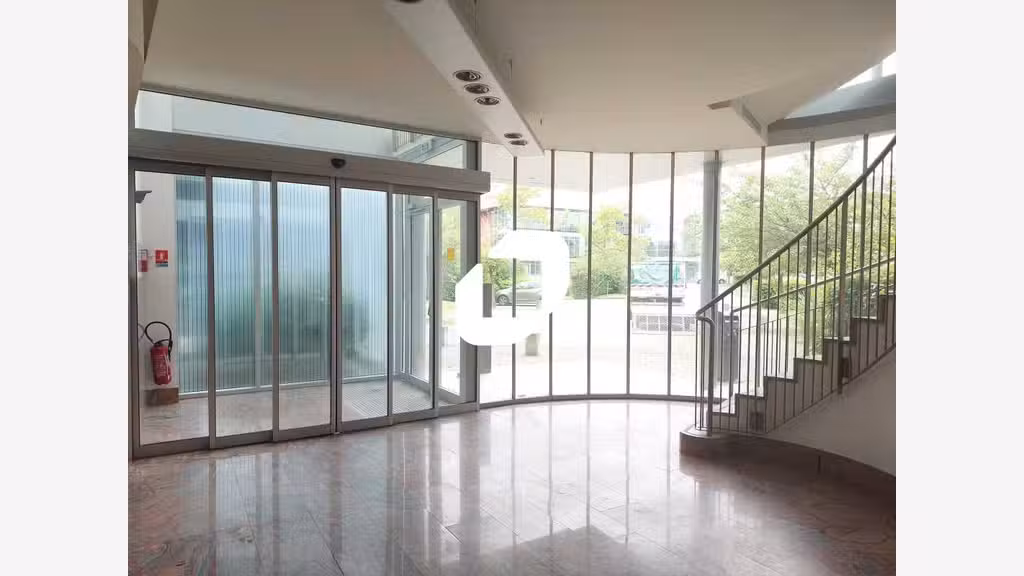 Vente Bureaux 2425m² Voisins le bretonneux