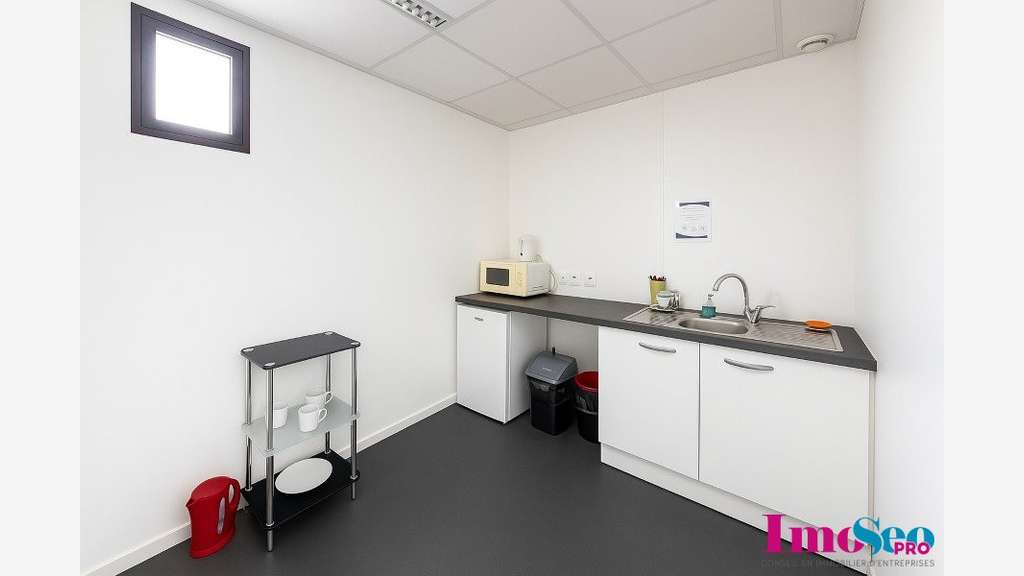 Bureaux de 185m² à vendre en zc à Sainte Eulalie