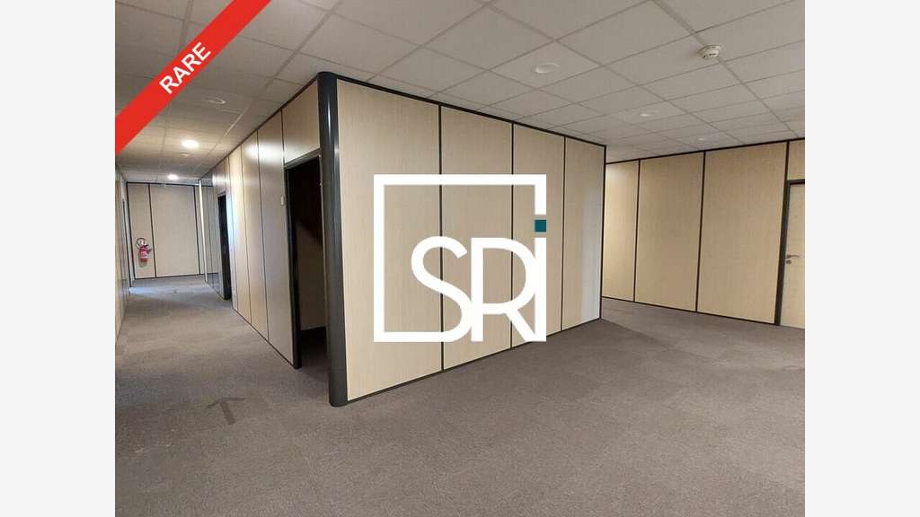 AV bureaux 3170m² div à Clermont-Ferrand Estaing