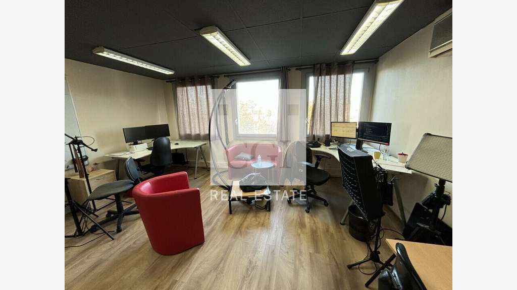 Vente bureaux cloisonnés en bon état 117m² à Bron