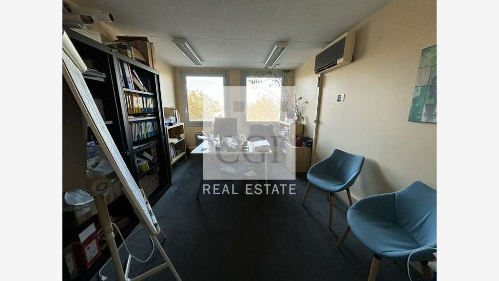 Vente bureaux cloisonnés en bon état 117m² à Bron