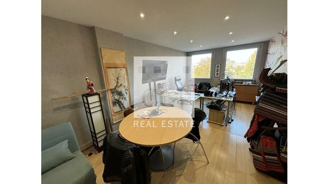 Vente bureaux cloisonnés en bon état 117m² à Bron