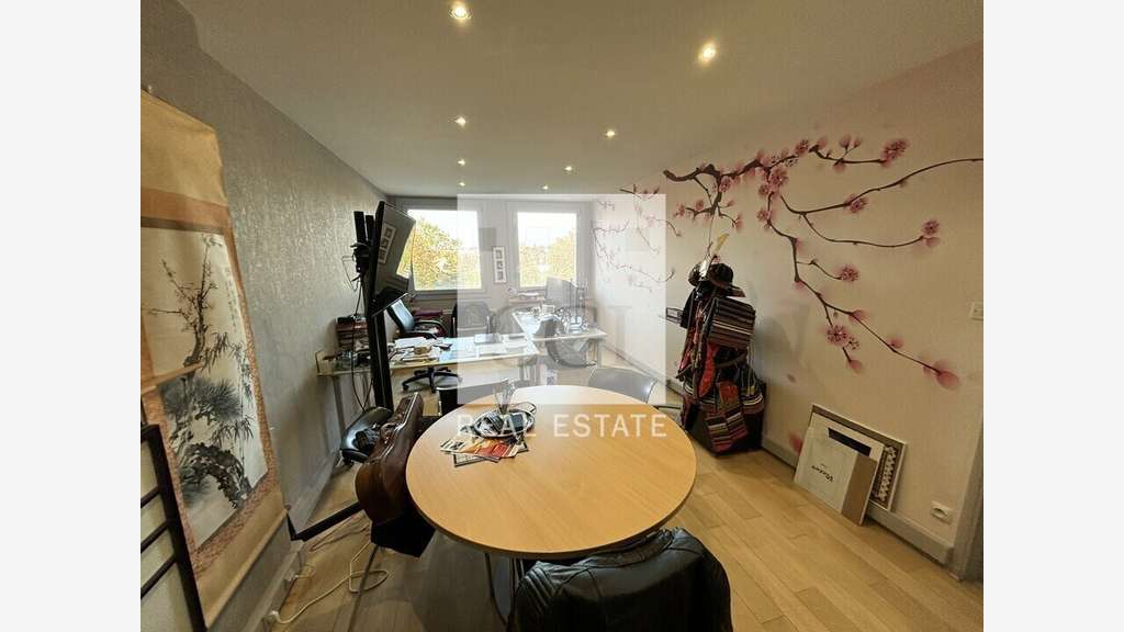 Vente bureaux cloisonnés en bon état 117m² à Bron