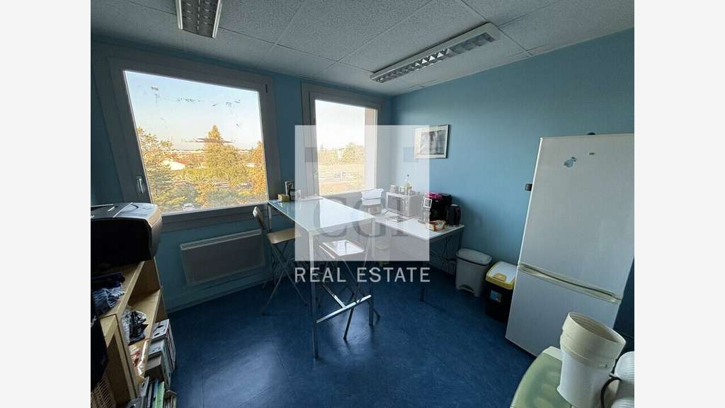 Vente bureaux cloisonnés en bon état 117m² à Bron