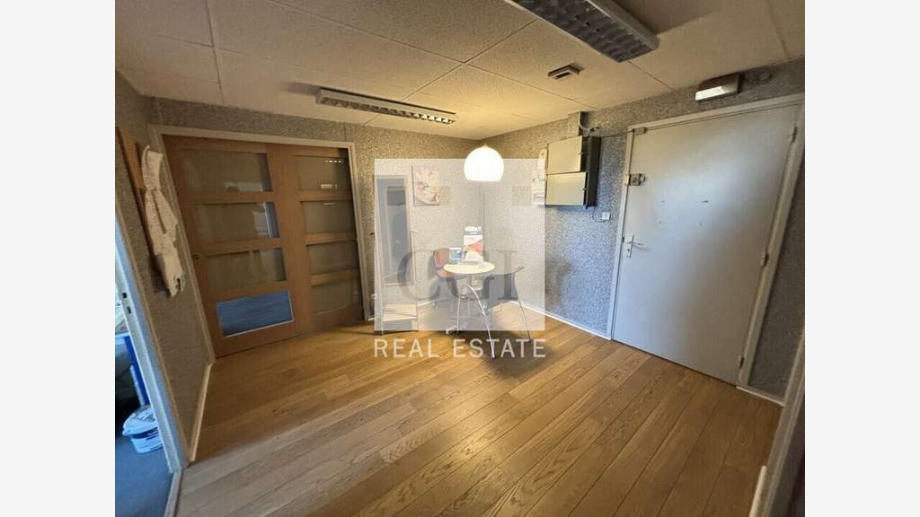 Vente bureaux cloisonnés en bon état 117m² à Bron