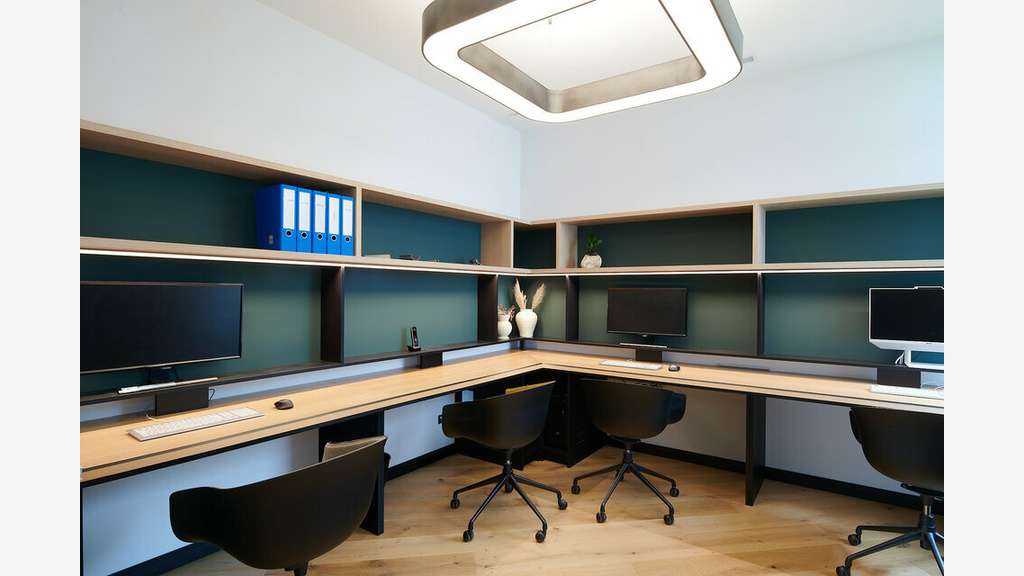 AV local professionnel 274m² empl strat Anglet