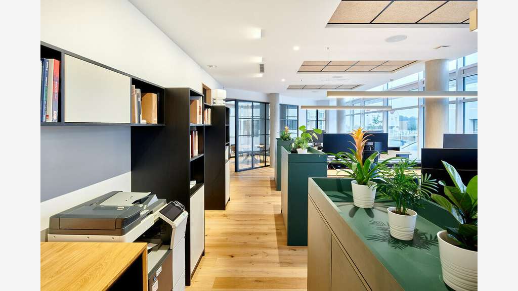 AV local professionnel 274m² empl strat Anglet