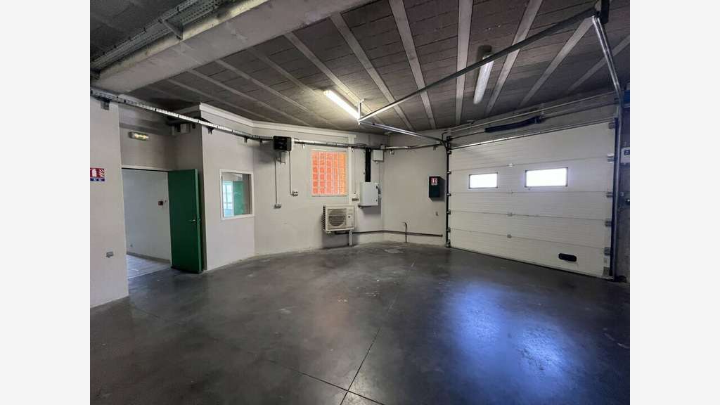Local d'activité avec bureaux à vendre Angoulême 