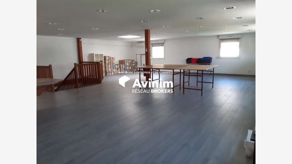 Bureaux avec stockage 600m² à vendre à Arbin