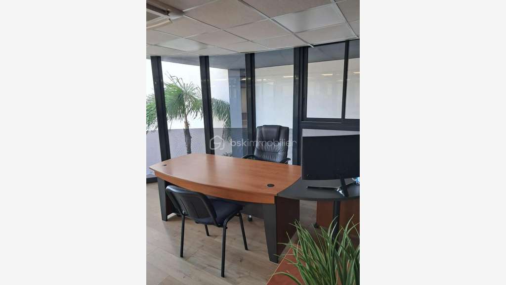 AV plateau de bureaux R+1 à Cannes La Bocca centre