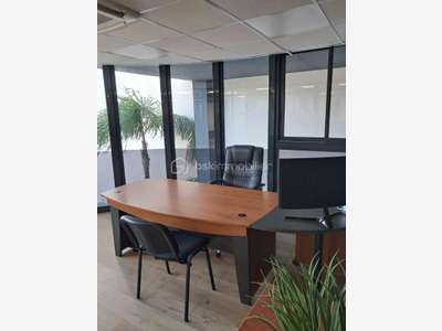 AV plateau de bureaux R+1 à Cannes La Bocca centre
