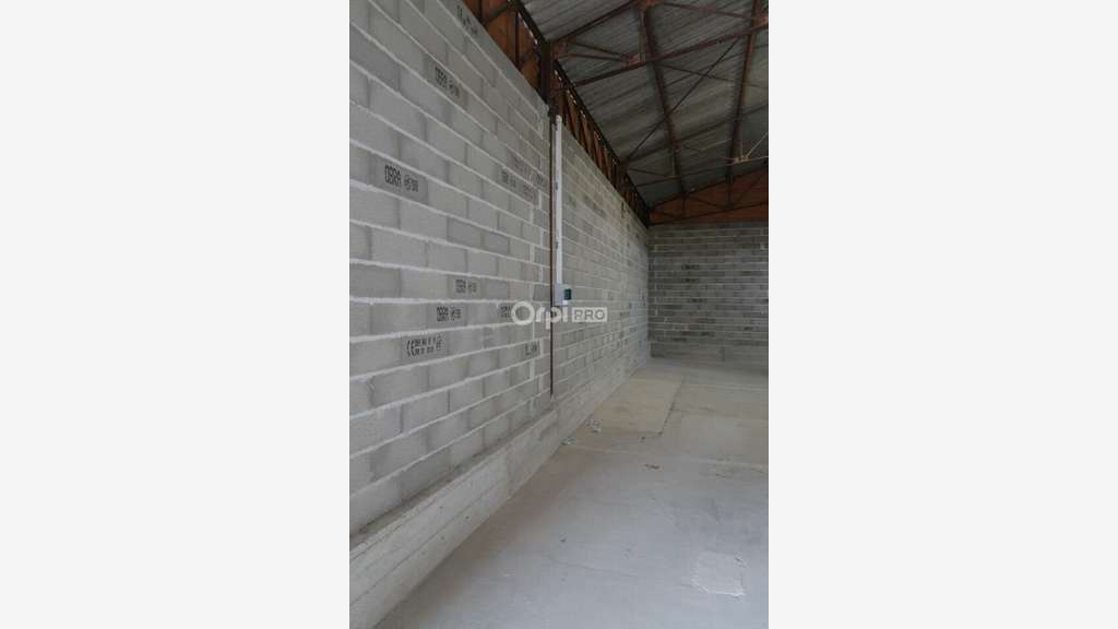 A louer entrepôt de stockage 124m² à Jonquières
