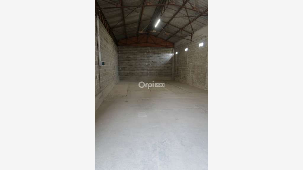 A louer entrepôt de stockage 124m² à Jonquières