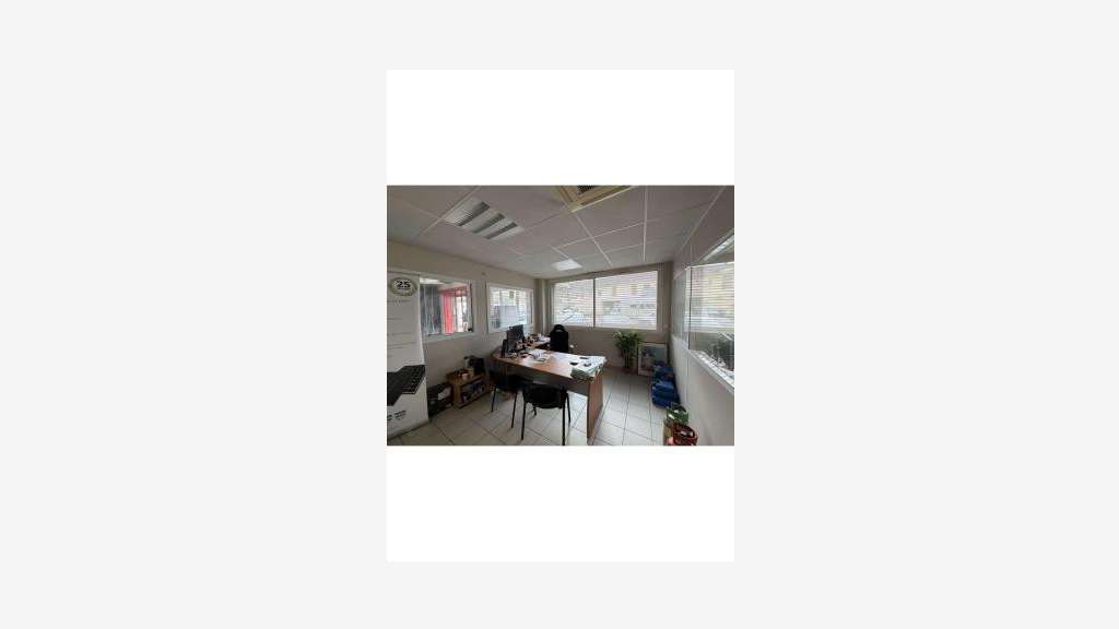 Vente bureau 300m² à Avignon Fontcouverte