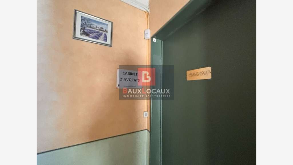 Bureaux 90m² R+1 à vendre axe principal Avignon