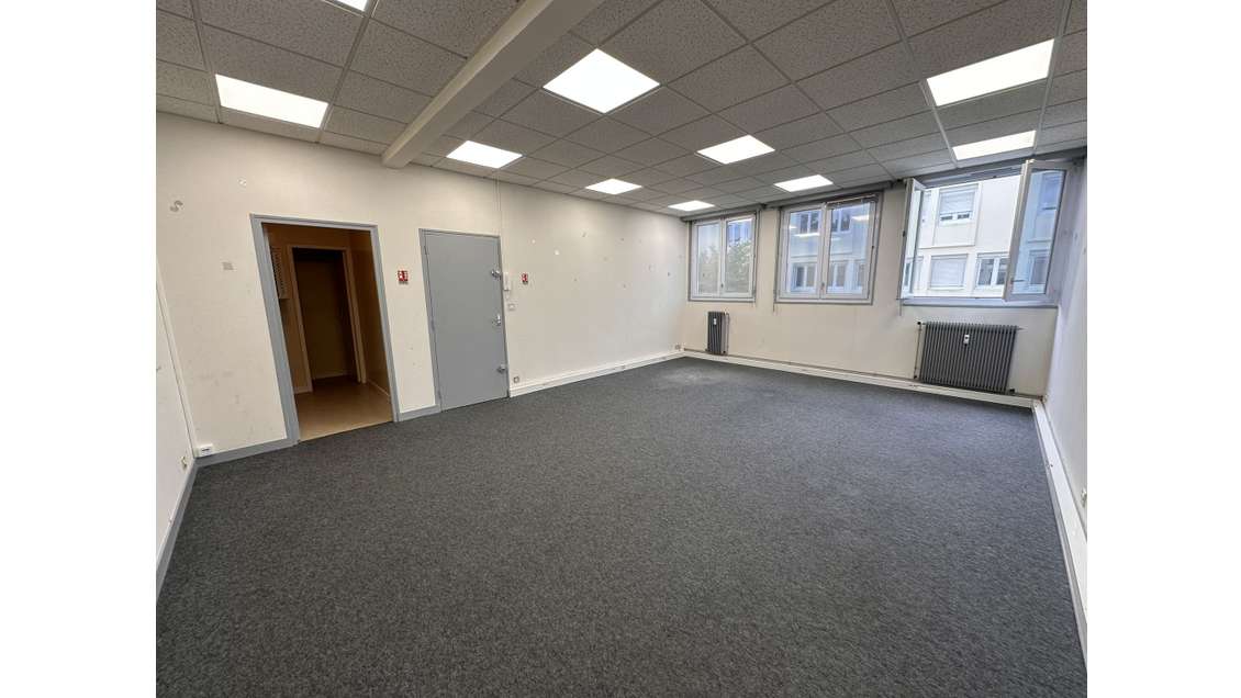 Vente investissement locatif local R+1 à Avrillé