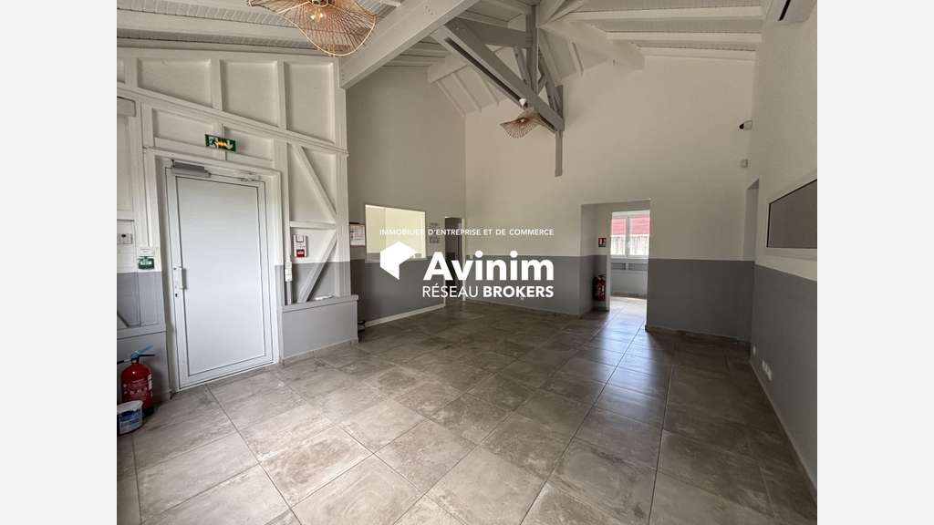 Maison de Bureaux 132 m² Aménagée en Local Pr