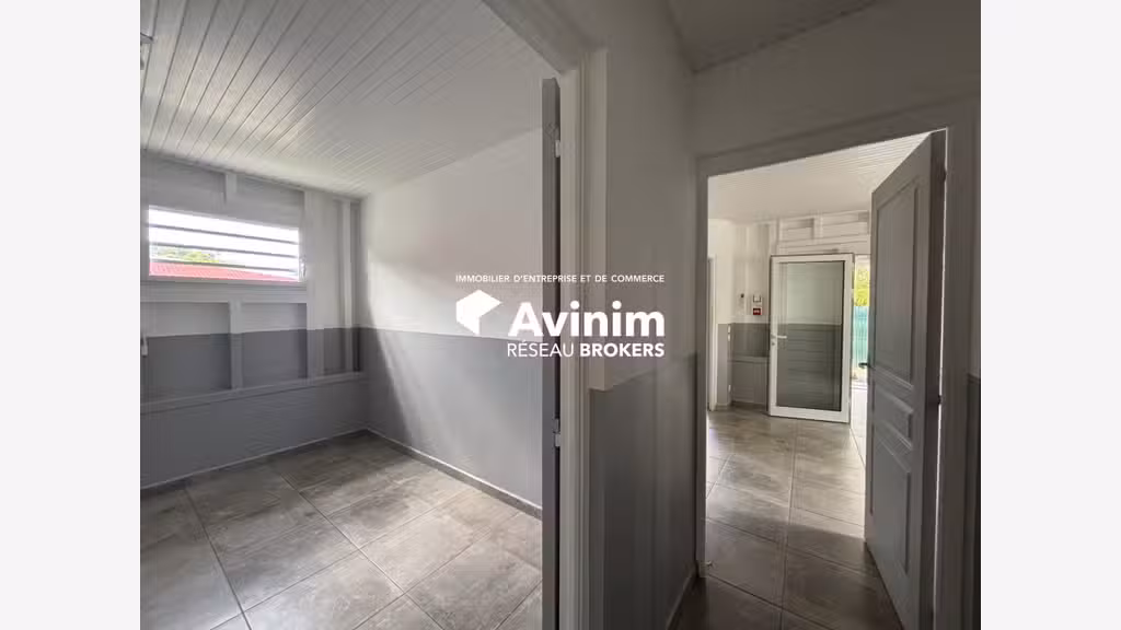 Maison de Bureaux 132 m² Aménagée en Local Pr