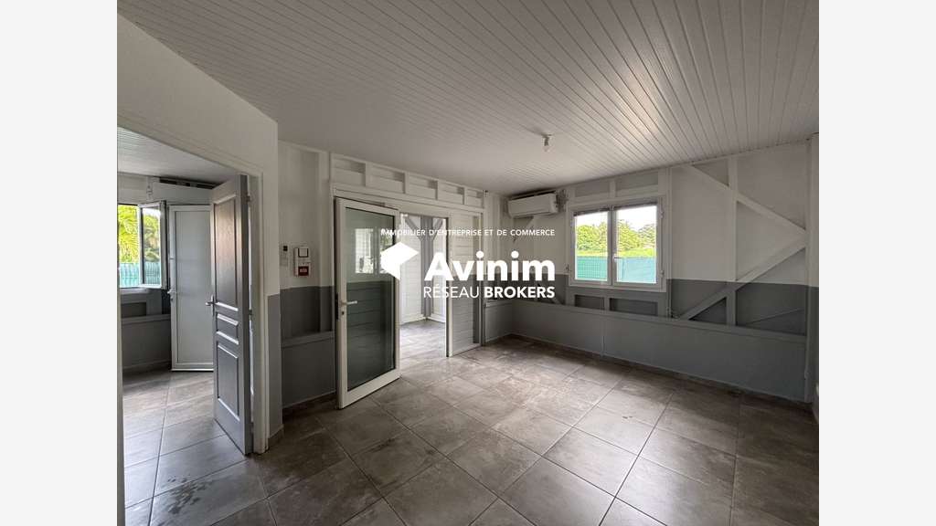 Maison de Bureaux 132 m² Aménagée en Local Pr