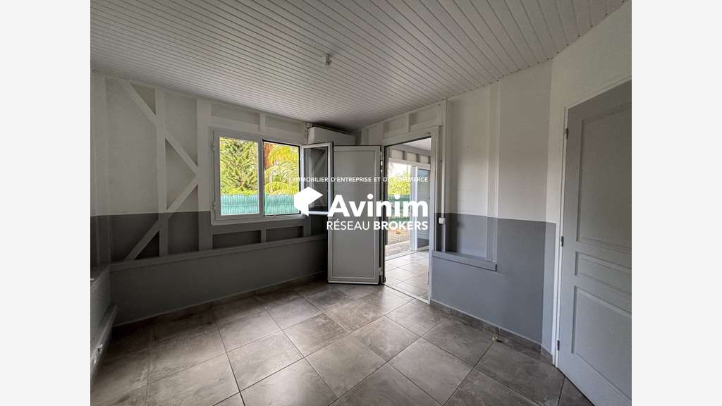 Maison de Bureaux 132 m² Aménagée en Local Pr
