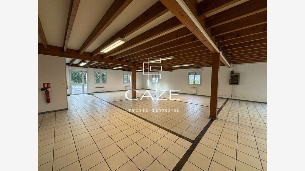 Bâtiment sur un grand foncier à vendre Blanquefort