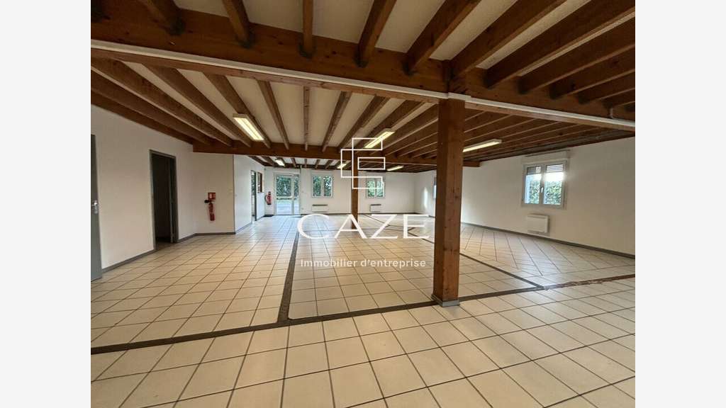 Bâtiment sur un grand foncier à vendre Blanquefort