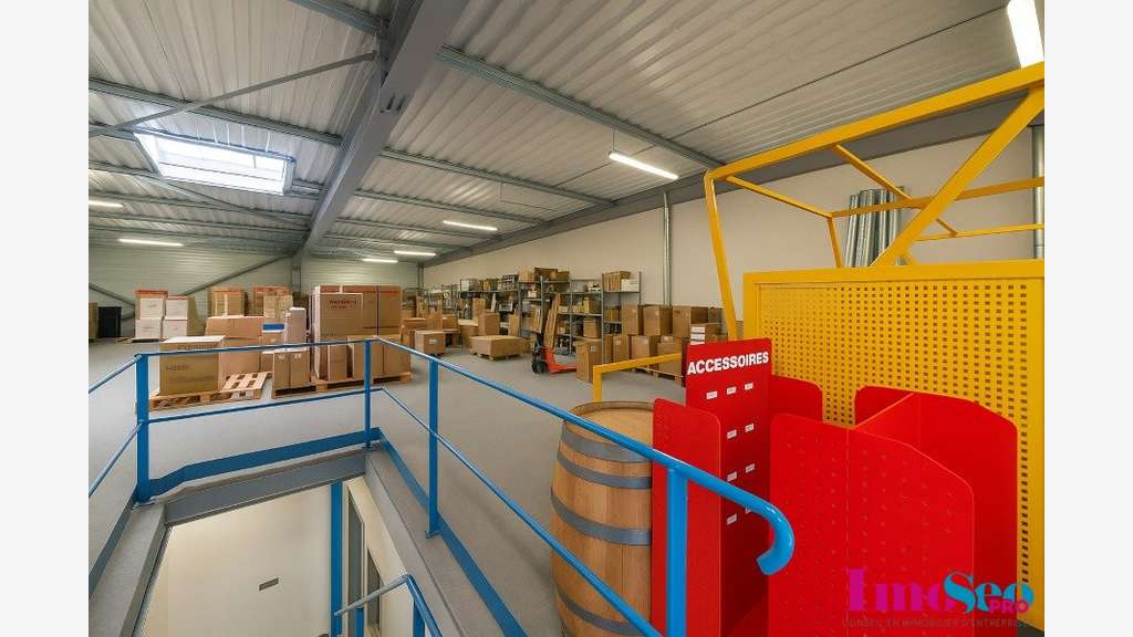 Entrepôt 2230m² à vendre ZAC Bordeaux Lac