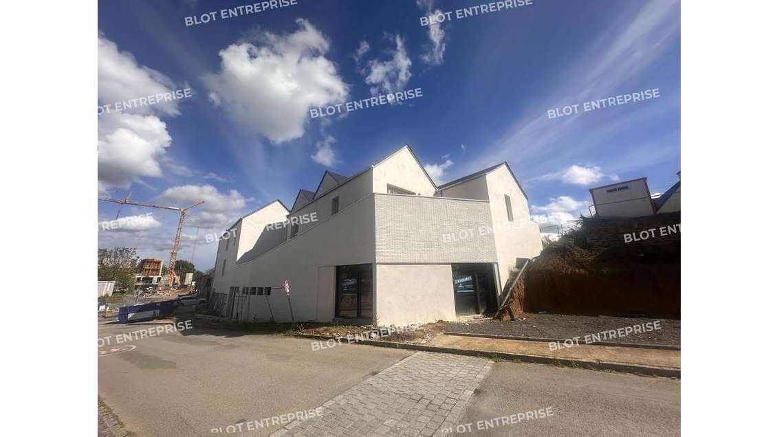 A vendre cellule commerciale neuve 100m² à Brécé