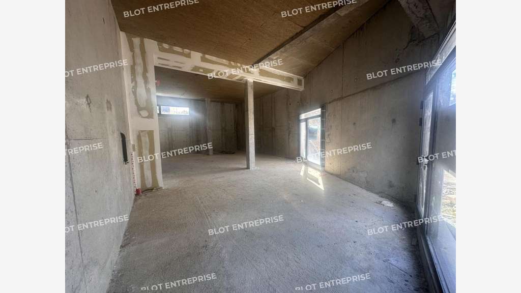 A vendre cellule commerciale neuve 100m² à Brécé