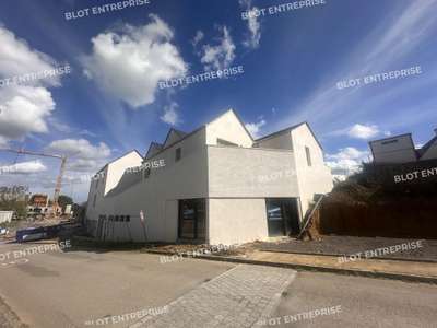 A vendre cellule commerciale neuve 100m² à Brécé