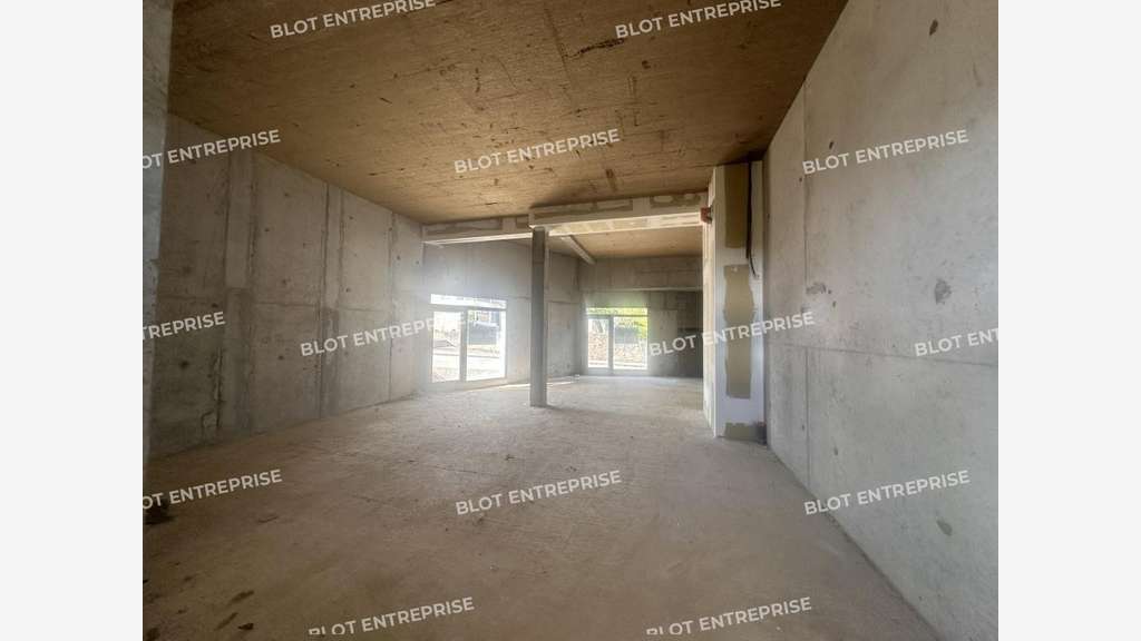 A vendre cellule commerciale neuve 100m² à Brécé