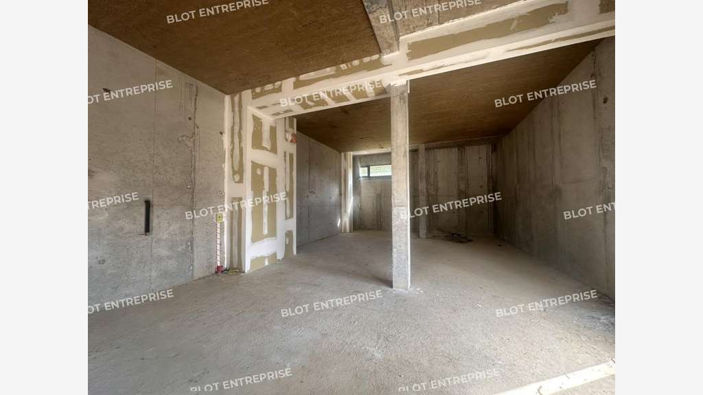 A vendre cellule commerciale neuve 100m² à Brécé