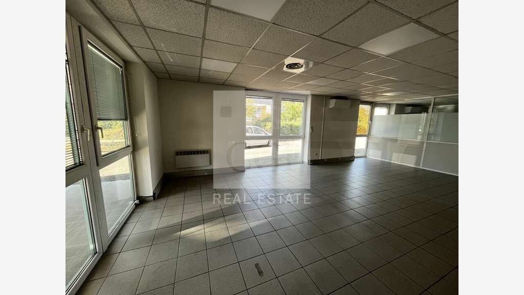 Bureaux fonctionnels 700m² à vendre à Bron 