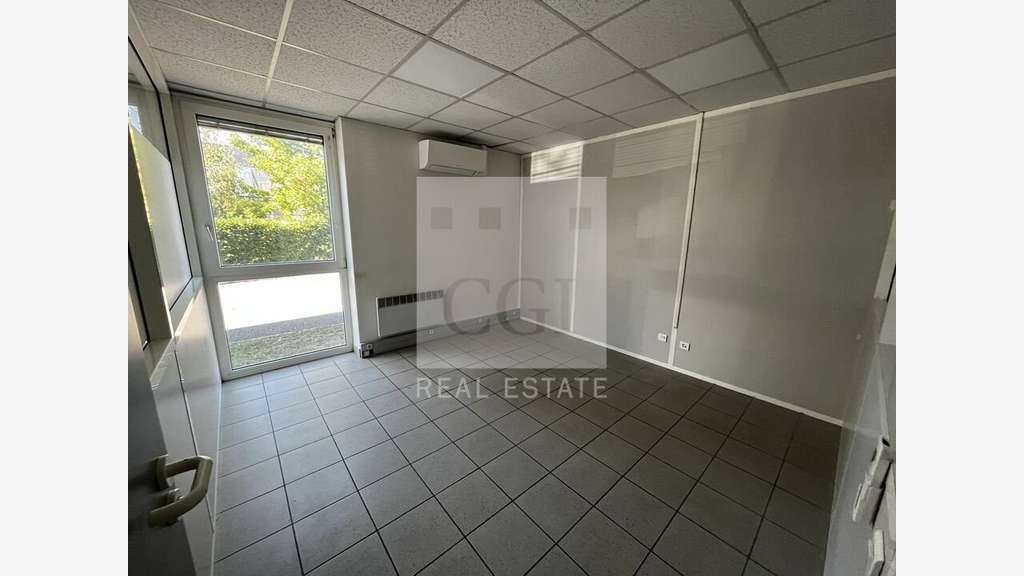 Bureaux fonctionnels 700m² à vendre à Bron 