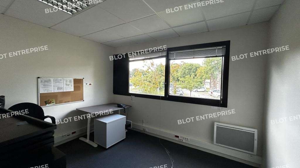 A vendre à louer bureaux 415m² à Bruz
