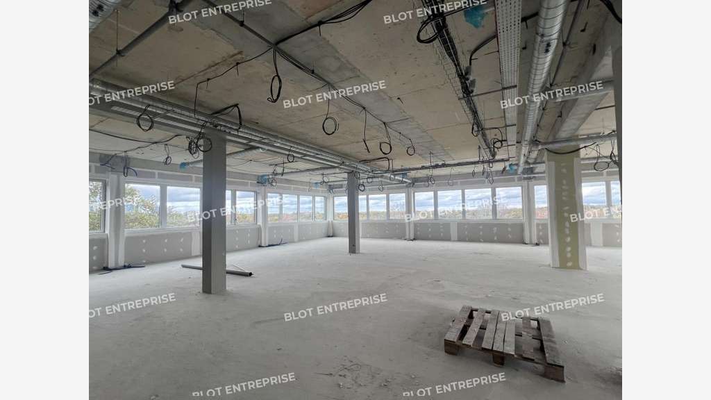 A vendre bureaux neufs de 1 995m² à Bruz