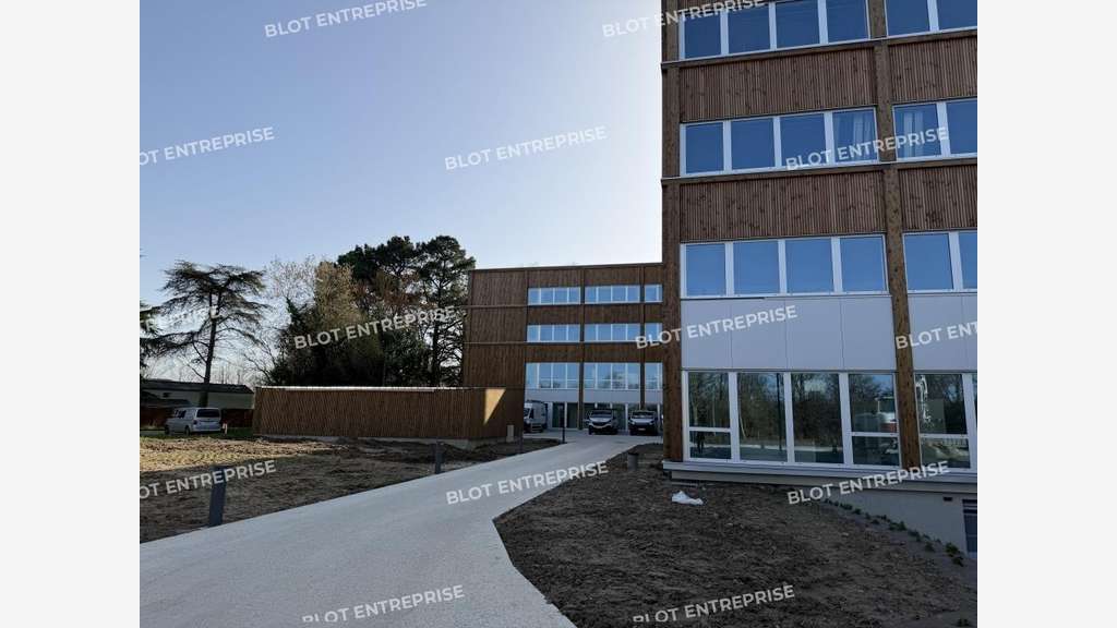 A vendre bureaux neufs divisibles 2 521m² à Bruz