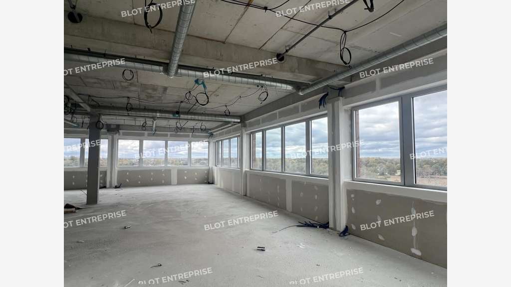 A vendre bureaux neufs divisibles 2 521m² à Bruz